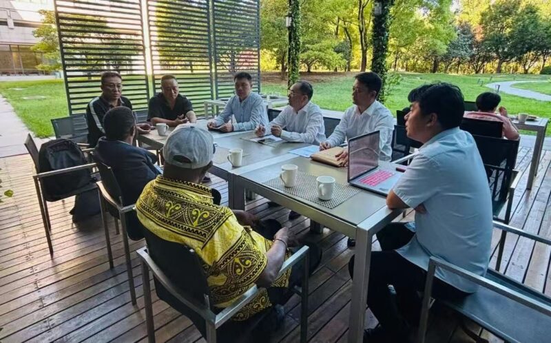 巴新（宁波）矿业代表向 MRA 部长 Solen Loifa 汇报 AI 智能勘探平台